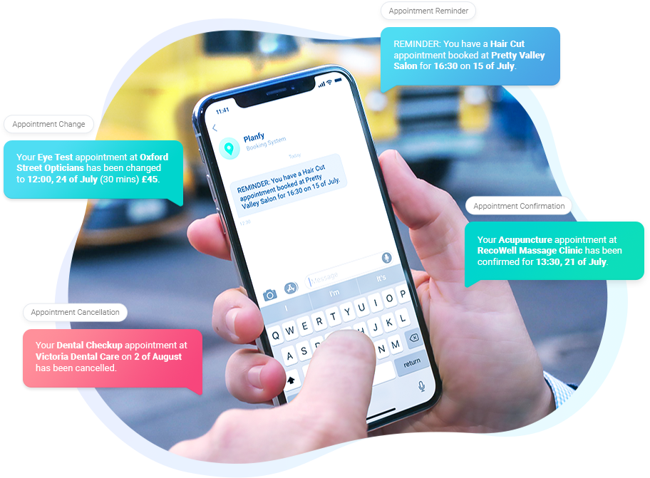 Ponsel dengan SMS baru dari sistem Planfy.com yang memberi tahu klien tentang janji temu yang akan datang dan perubahan apa pun pada pemesanan mereka.