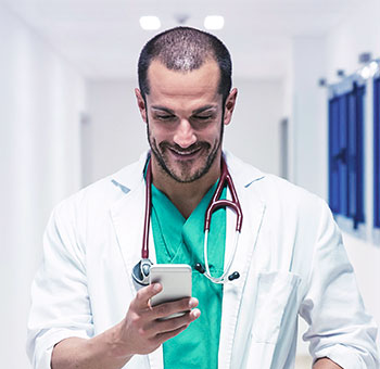 Médico verificando sua agenda de consultas em um smartphone.