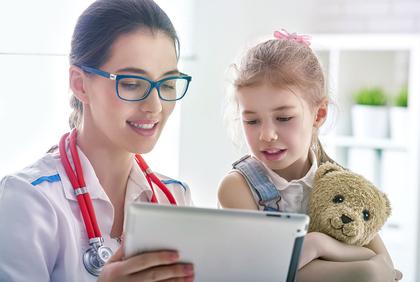 Médica da mulher mostrando o calendário Planfy para um paciente. O calendário indica a data de sua próxima consulta com o médico.