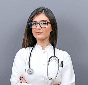 Femeia profesionistă din domeniul sănătății folosește programul Planfy pentru programarea programărilor și primește rezervări online de la pacienți.