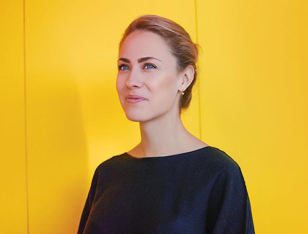 Kvindelig advokat venter på en konsultation med en klient, der planlagde et møde ved hjælp af Planfy bookingsystem.
